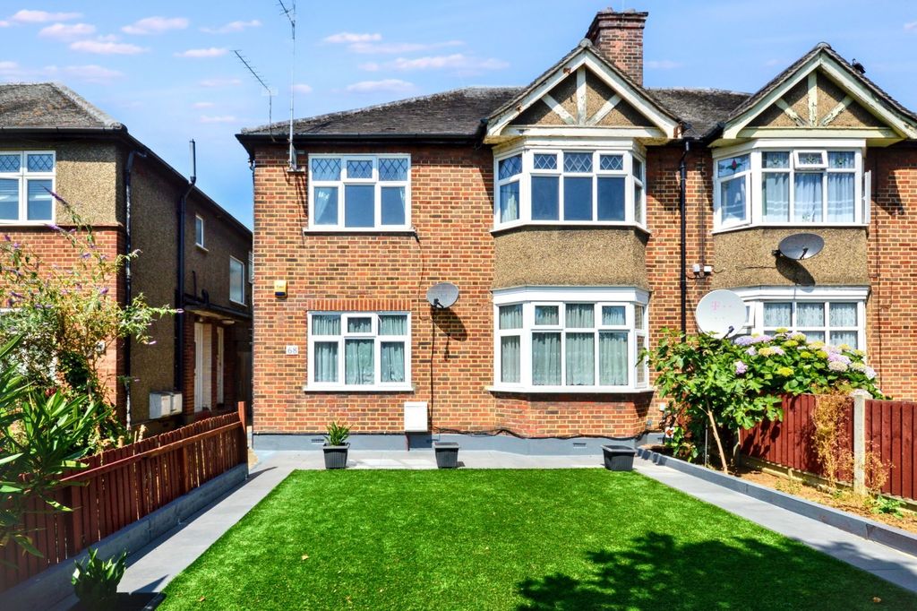 Property photo 2 of 14 66 Beechcroft Avenue, Harrow, Middlesex, Ha2 7Jg