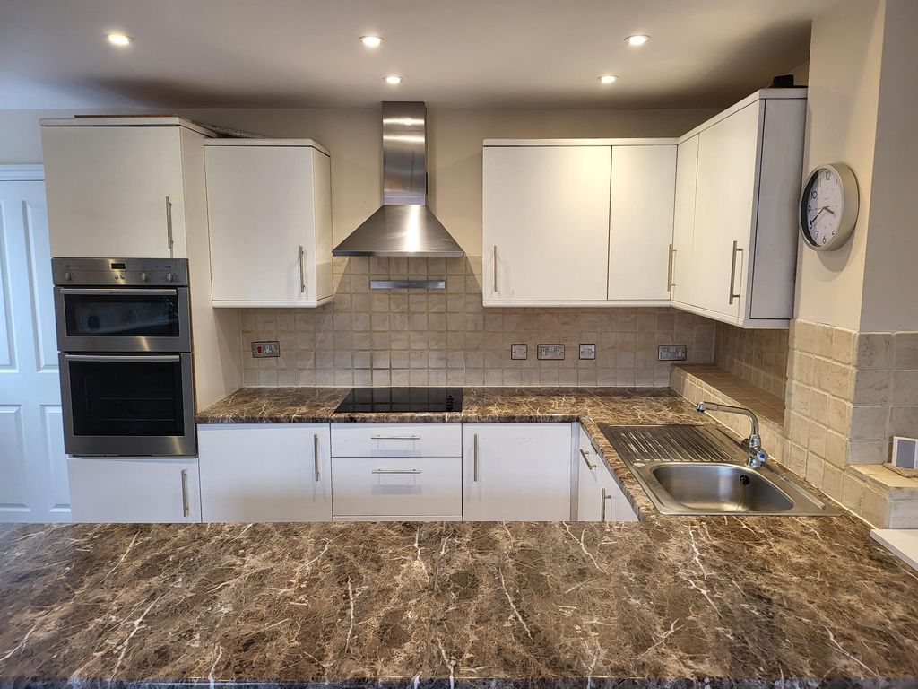 Property photo 3 of 7 Kitchen