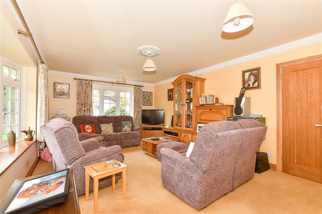 Property photo 3 of 13 Lounge