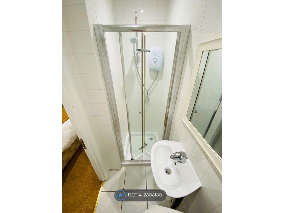 Property photo 3 of 23 En-Suite Room 4