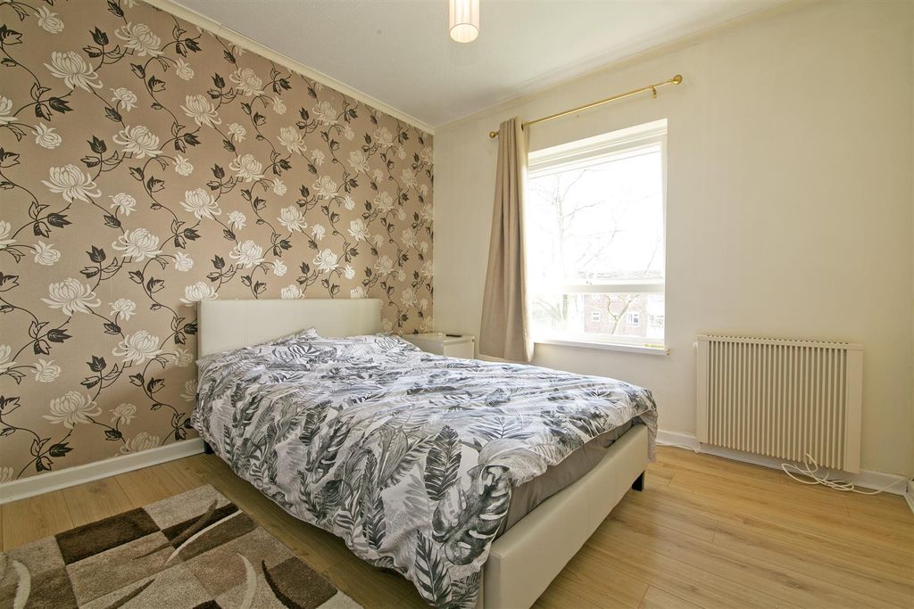 Property photo 3 of 7 Carters Close Kt4 Bedroom 1