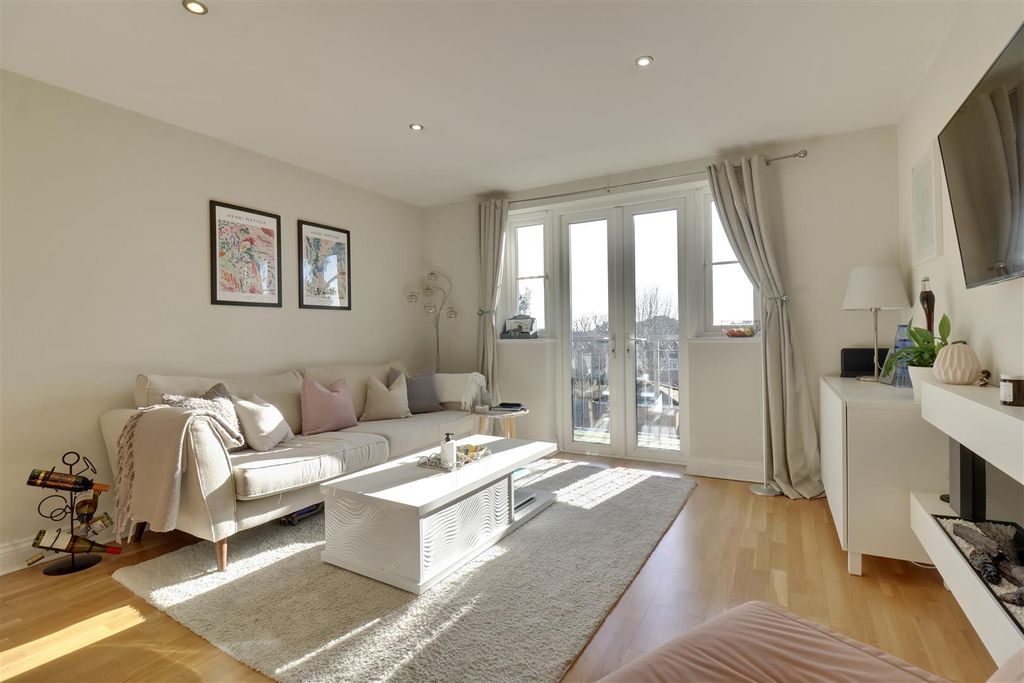 Property photo 2 of 21 Lounge/Diner