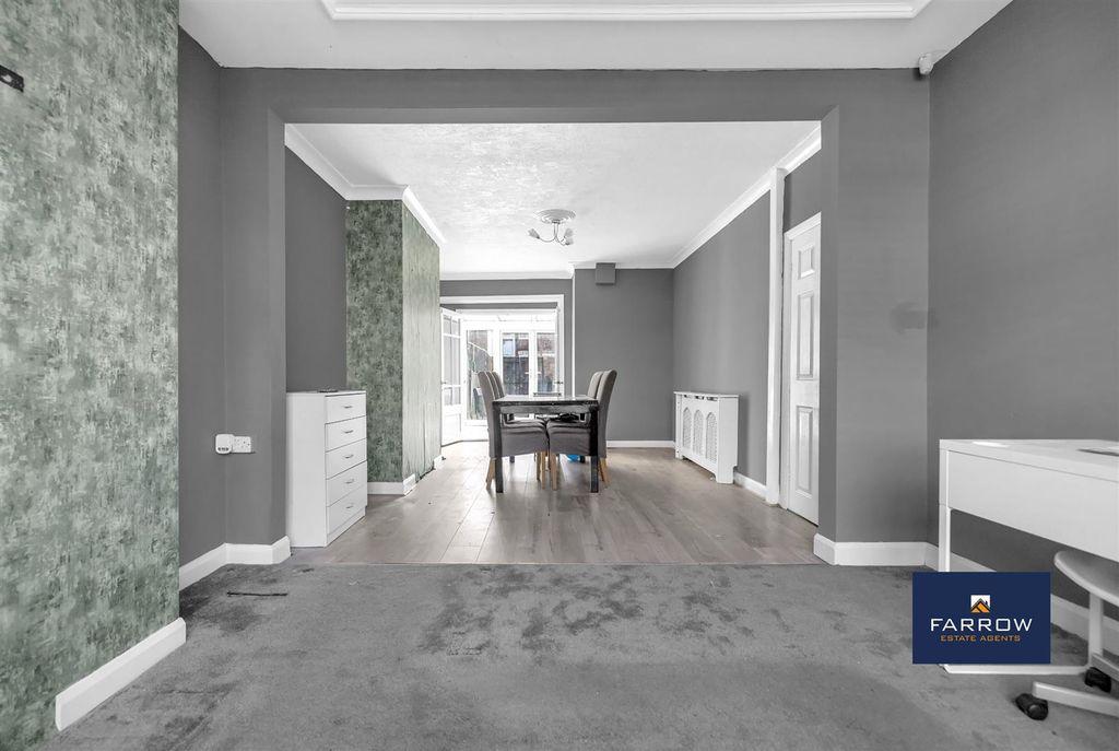 Property photo 3 of 25 Lounge / Diner