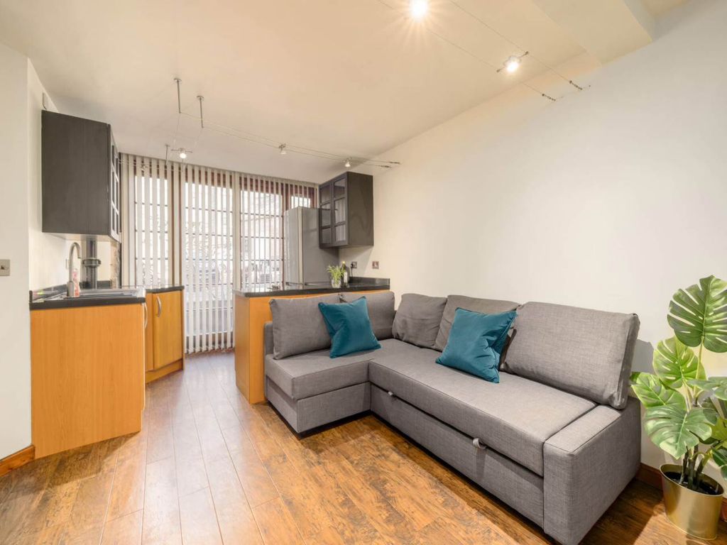 Property photo 3 of 15 74767_Commercialwharf_009