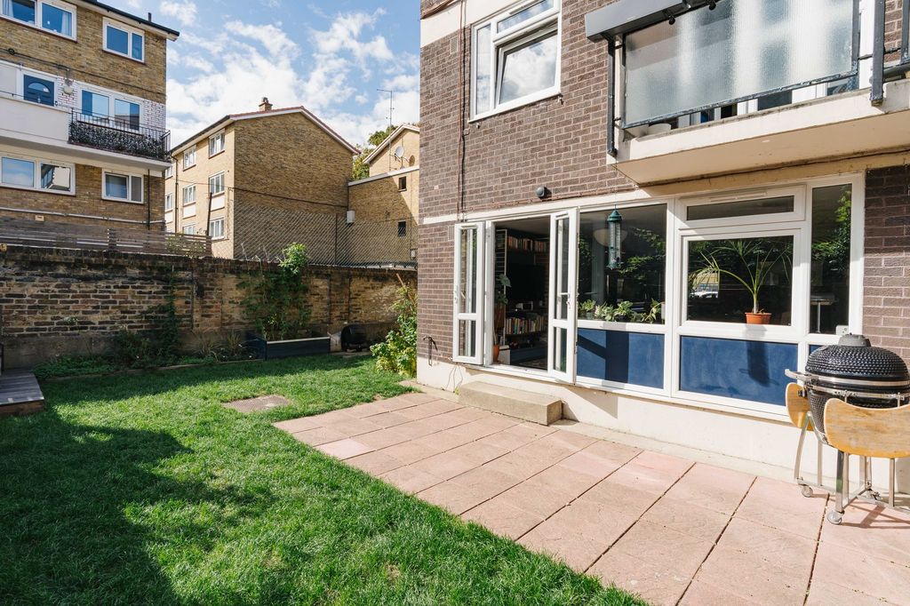 Property photo 3 of 20 Whitton Walk E3
