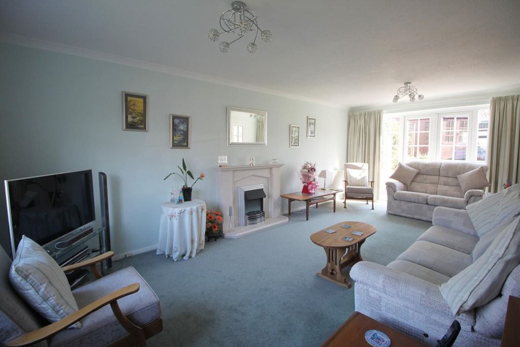 Property photo 3 of 21 Living.Jpg