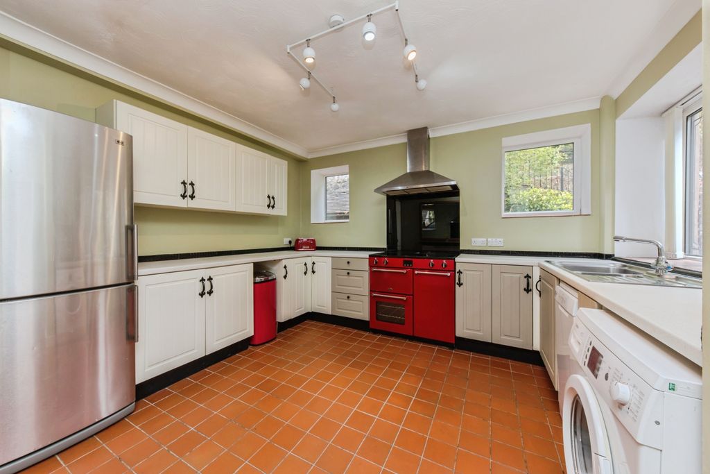 Property photo 2 of 34 Fitted Kitchen