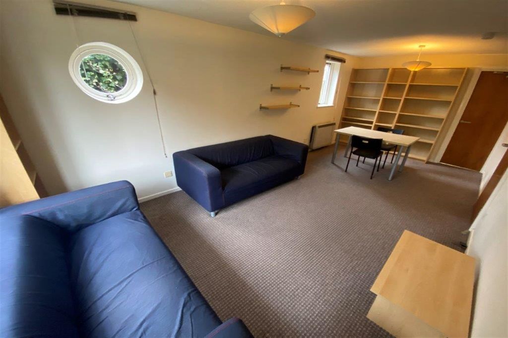 Property photo 2 of 14 .