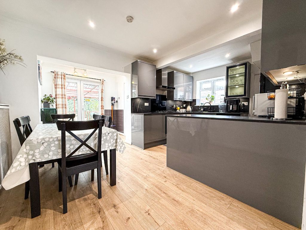 Property photo 2 of 25 5192156