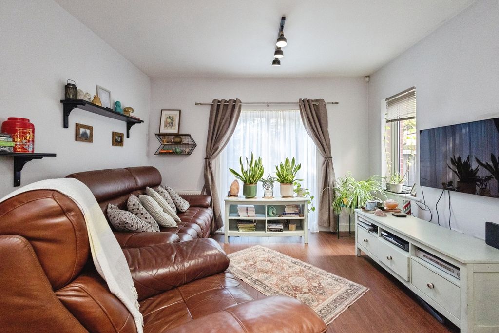 Property photo 3 of 20 Pbox-Img.Jpg