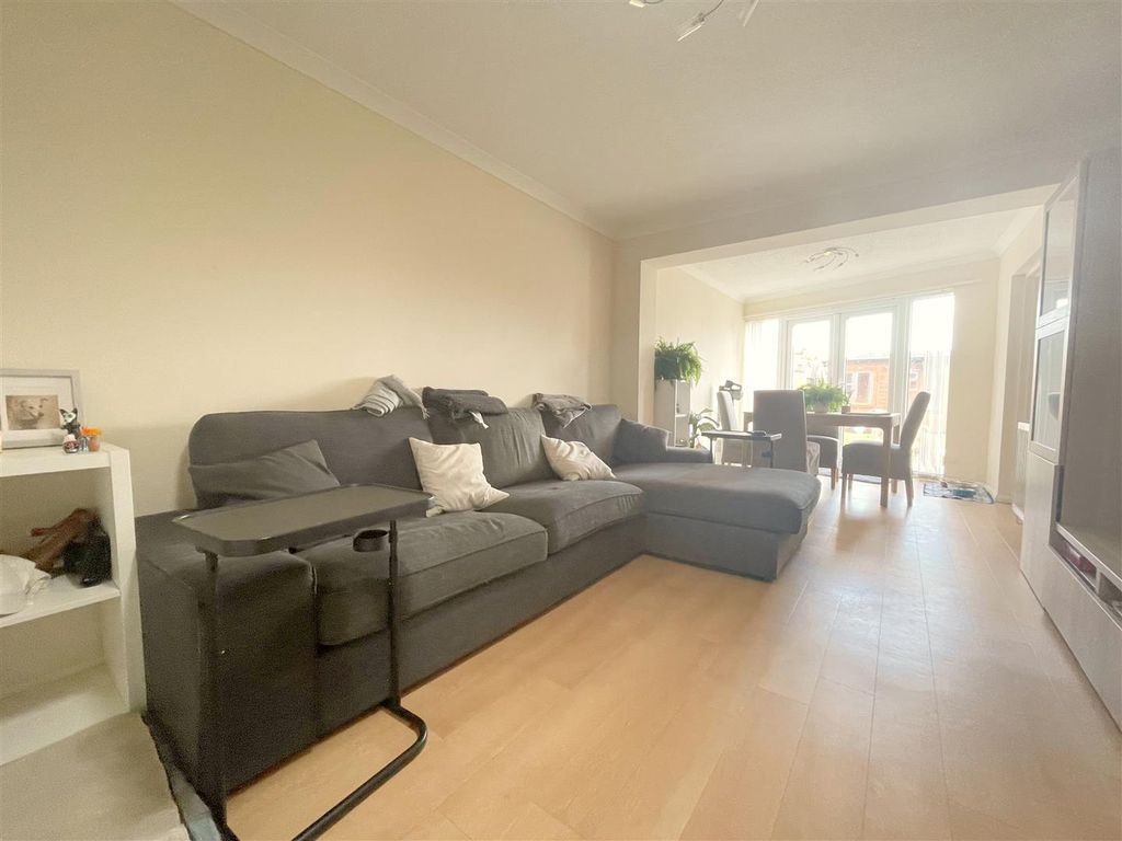 Property photo 2 of 11 Lounge
