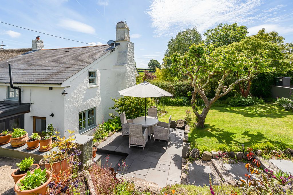 Property photo 1 of 35 Landscaped Gardens