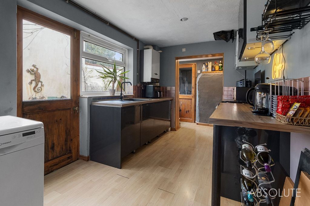 Property photo 3 of 14 Kitchen