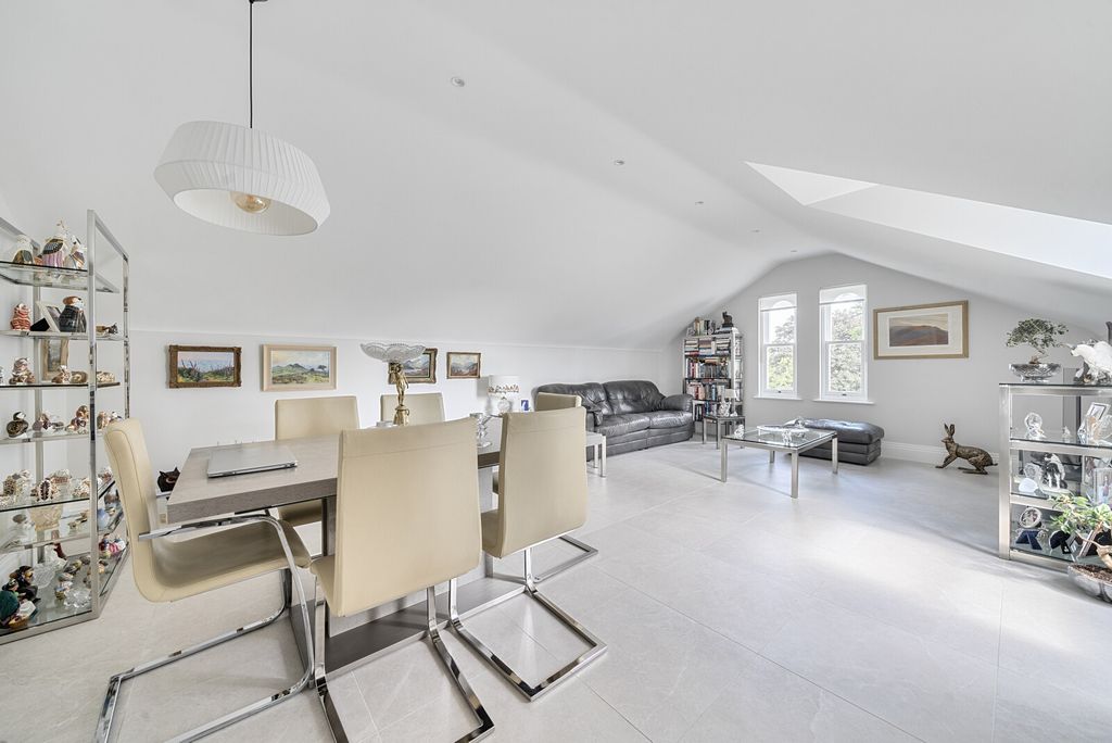 Property photo 3 of 17 1301846-9-683E030...
