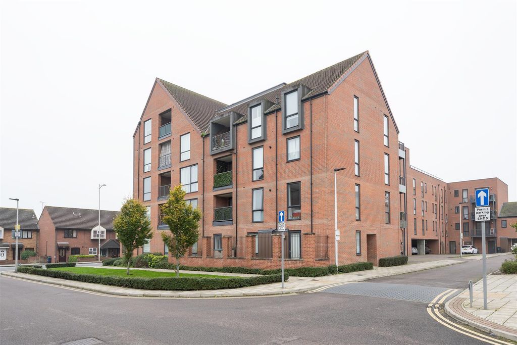 Property photo 1 of 16 Marine Crescent, Ig6