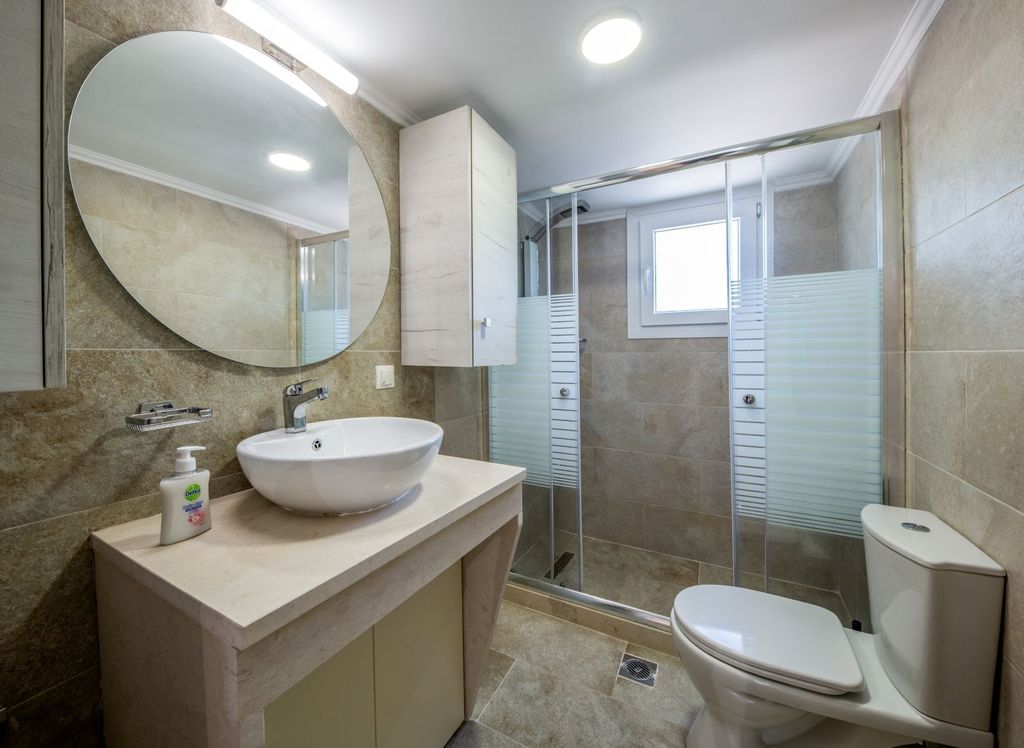 Property photo 1 of 15 Bathroom 1