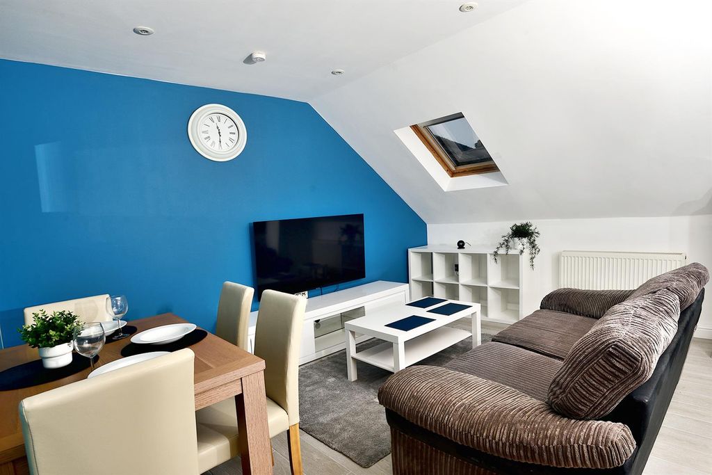 Property photo 1 of 10 Salon4.Jpg