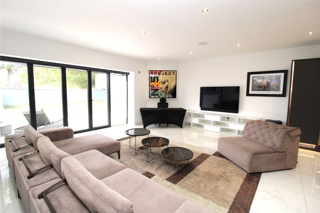 Property photo 3 of 18 Lounge