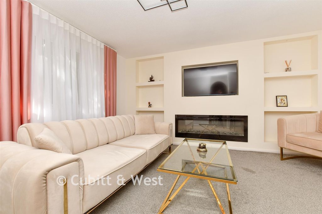 Property photo 1 of 13 Lounge