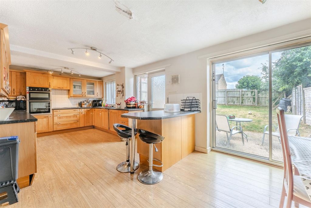 Property photo 3 of 25 Kitchen/Dining Room