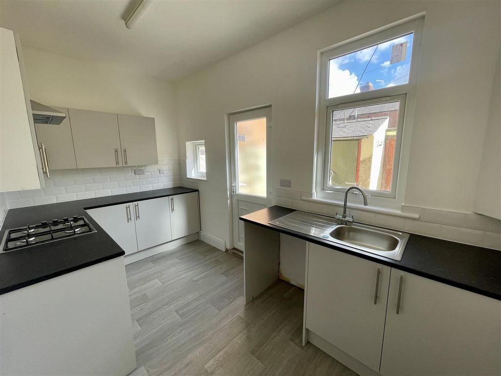 Property photo 3 of 8 Kitchen
