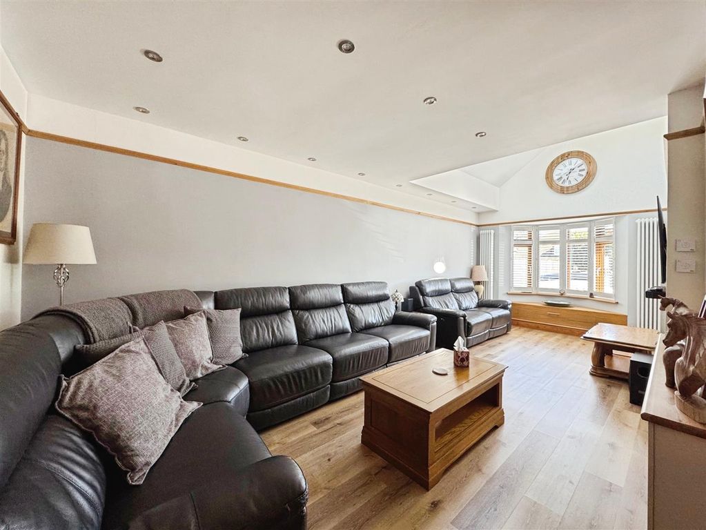 Property photo 2 of 22 Lounge