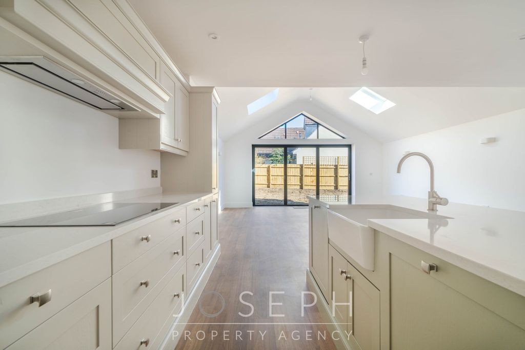 Property photo 2 of 32