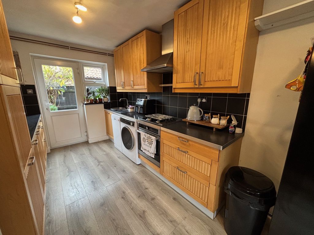 Property photo 3 of 7 Kitchen