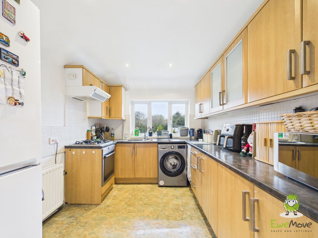 Property photo 2 of 12 Ewemove Basingstoke Upton Crescent Kitchen