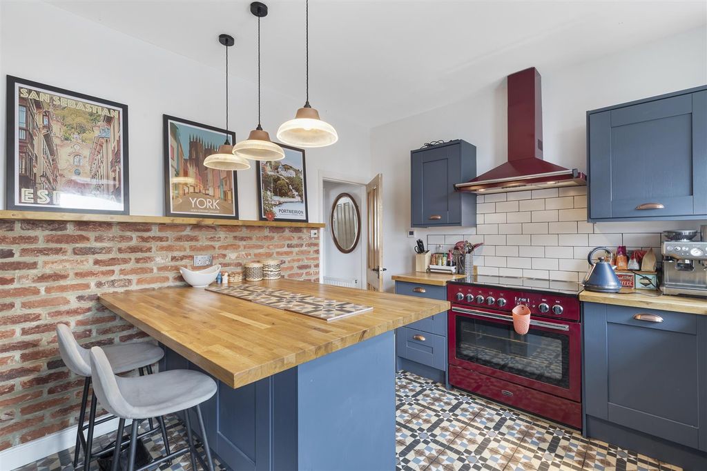 Property photo 2 of 20 Dining Kitchen