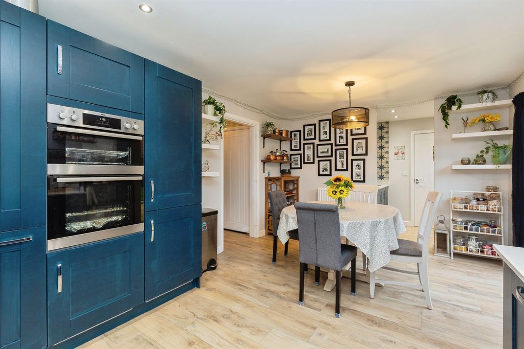 Property photo 3 of 32