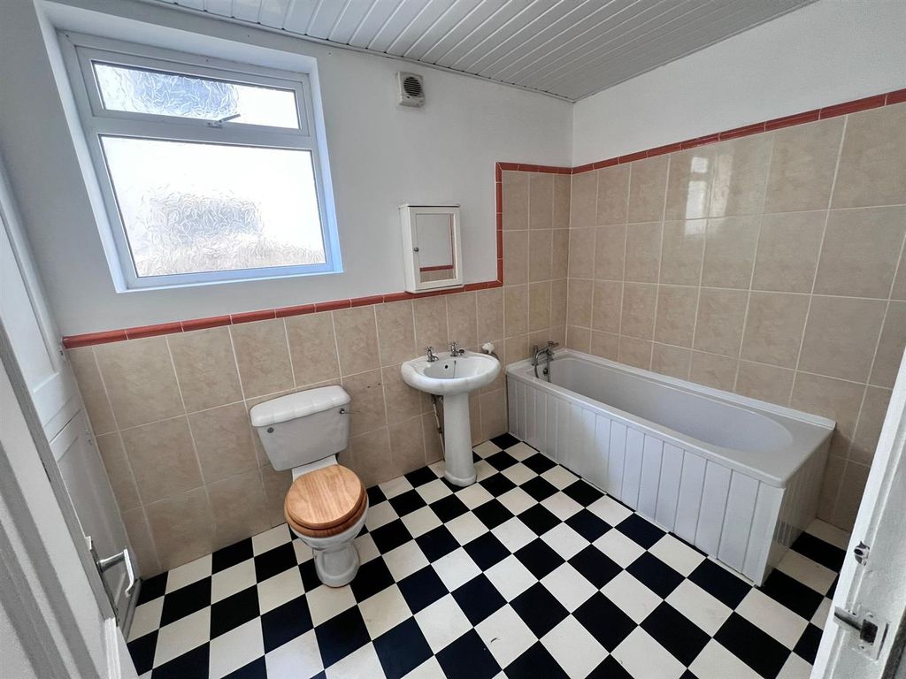 Property photo 3 of 7 Bathroom.Jpg