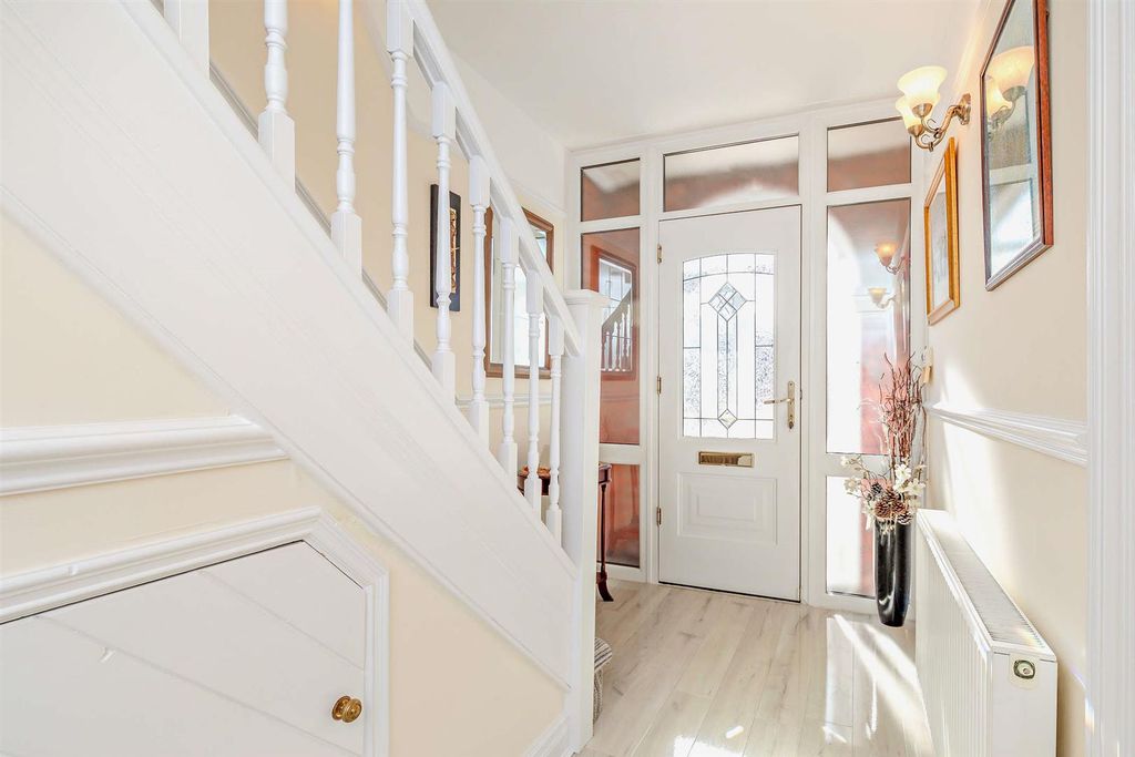 Property photo 2 of 14 8682987-Interior13-800.Jpg