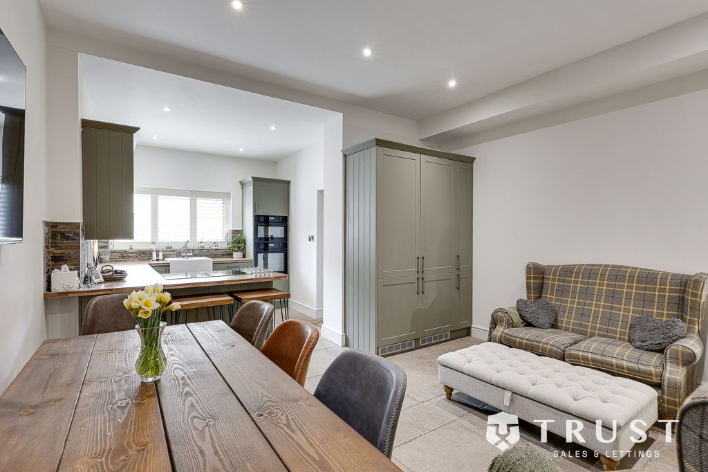 Property photo 3 of 41