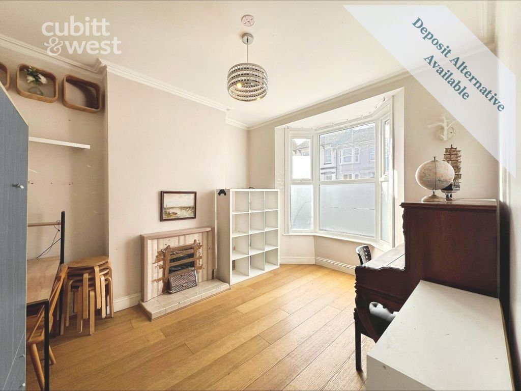 Property photo 3 of 13 Lounge