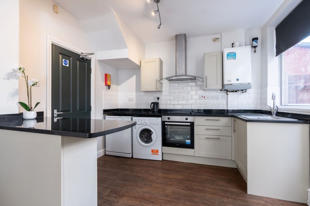 Property photo 2 of 18 10 Johnson Road, Kitchen 3