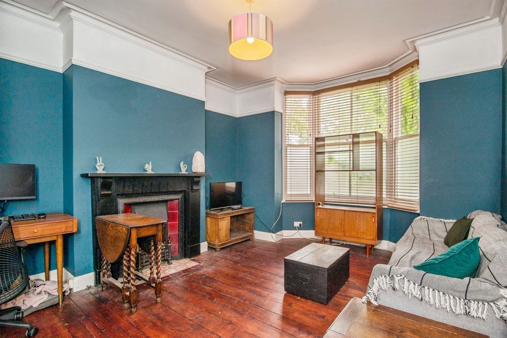 Property photo 2 of 17