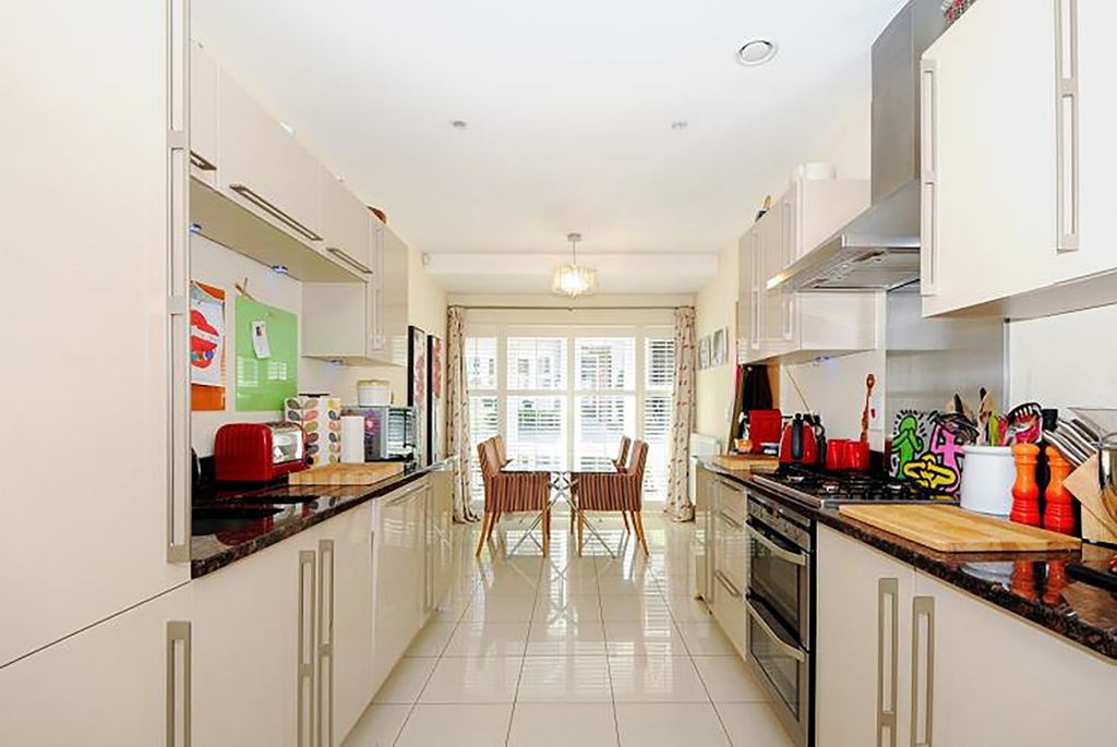 Property photo 2 of 11 Kitchen