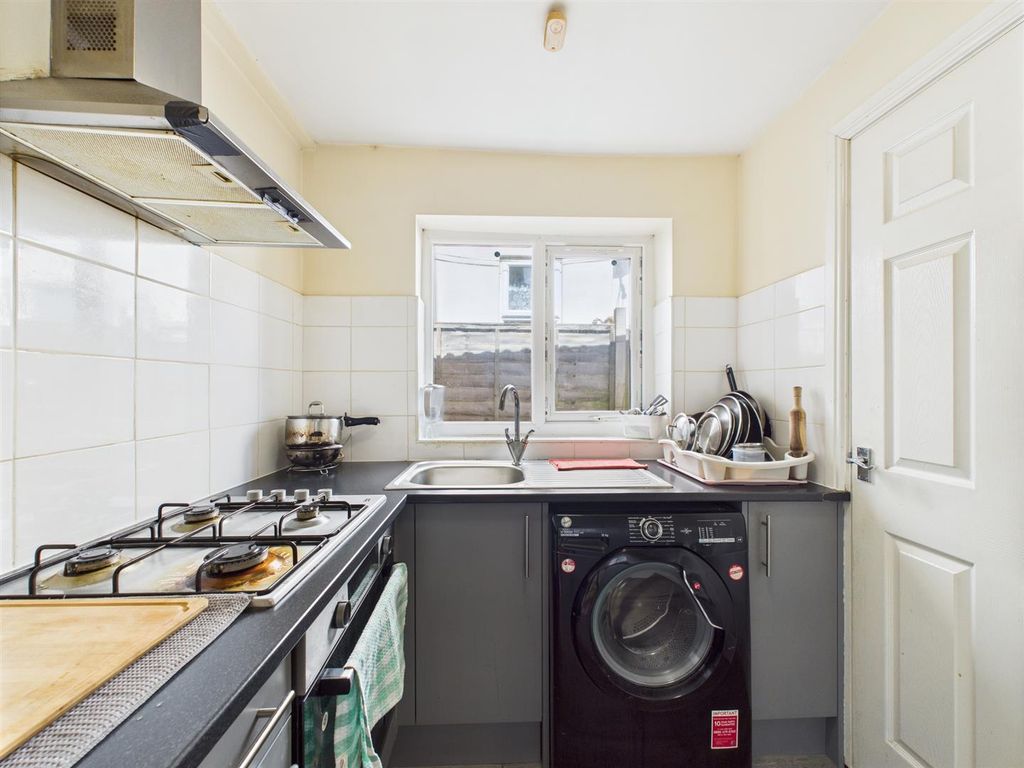 Property photo 3 of 10 Kitchen
