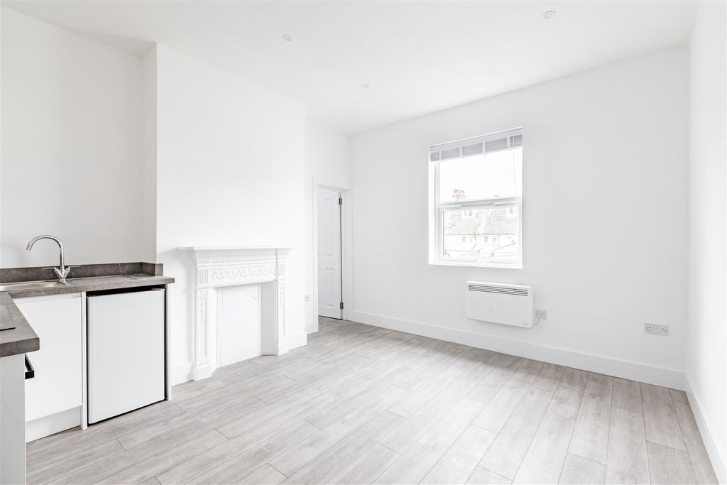 Property photo 3 of 8 Reception/Kitchen