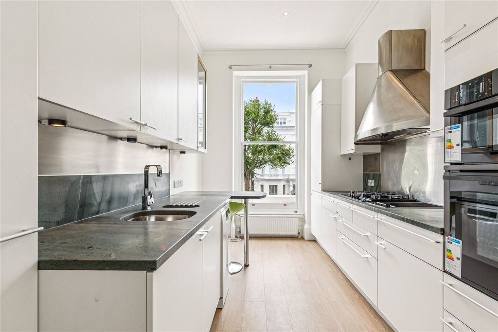 Property photo 2 of 11 Kitchen