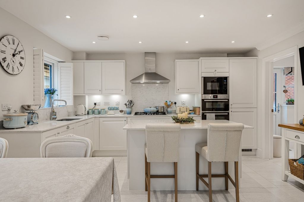 Property photo 2 of 29 Picture No. 12