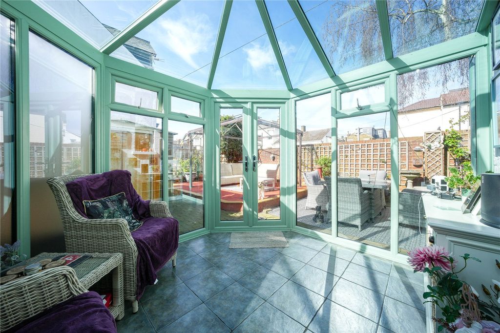 Property photo 2 of 18 Conservatory