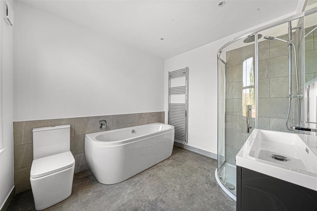 Property photo 3 of 18 Bathroom