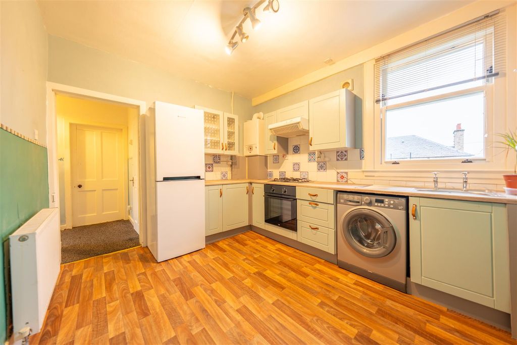 Property photo 2 of 18 Darnhall Inside-4.Jpg