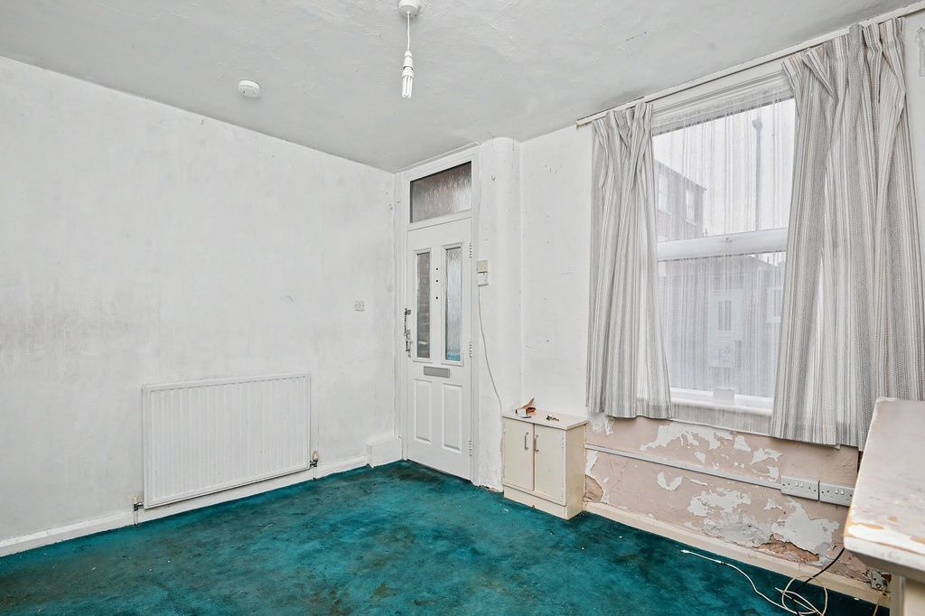 Property photo 3 of 16 67 Hollis Street, Nottingham, Ng7 7As