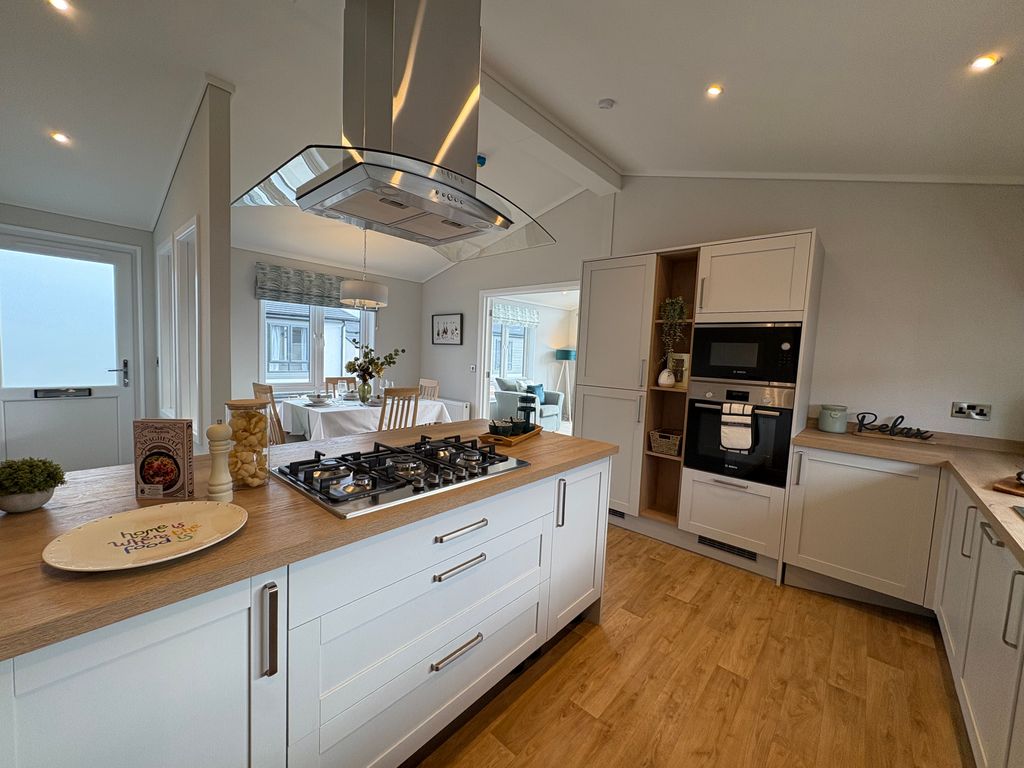 Property photo 2 of 10 Kitchen