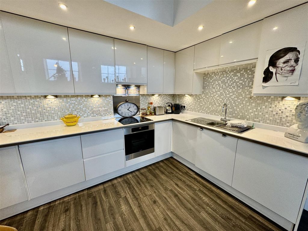 Property photo 3 of 7 Dining Kitchen