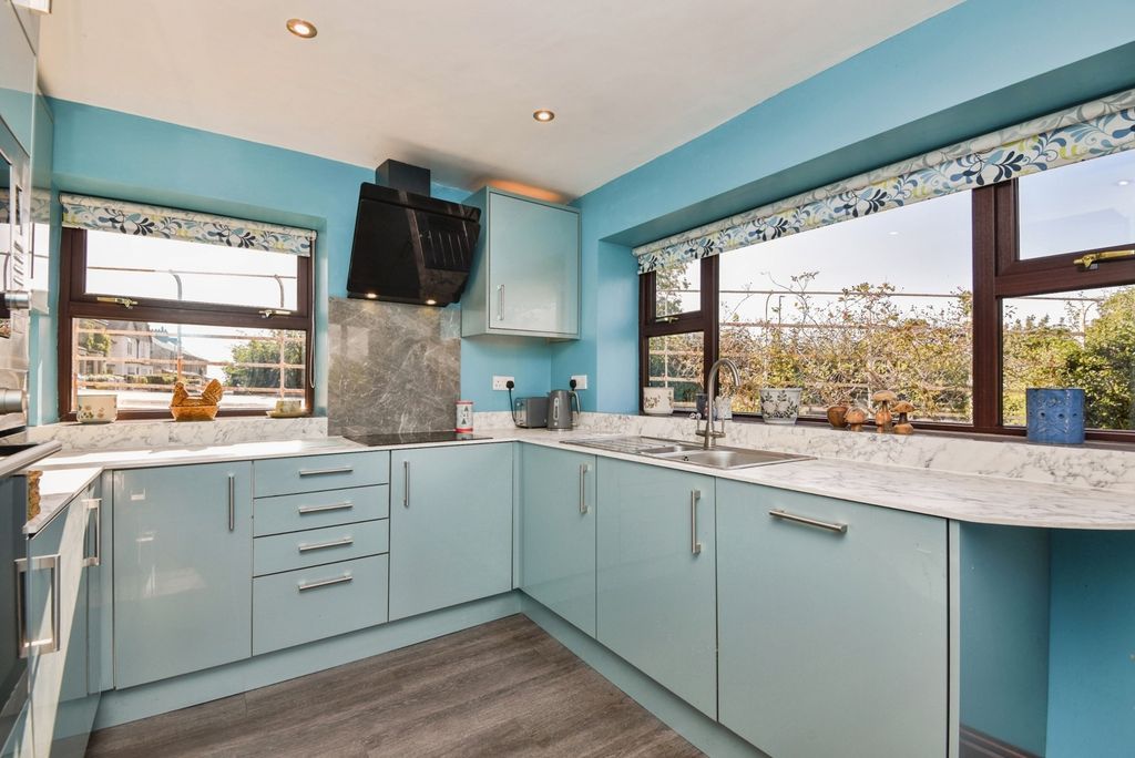 Property photo 2 of 17 Kitchen