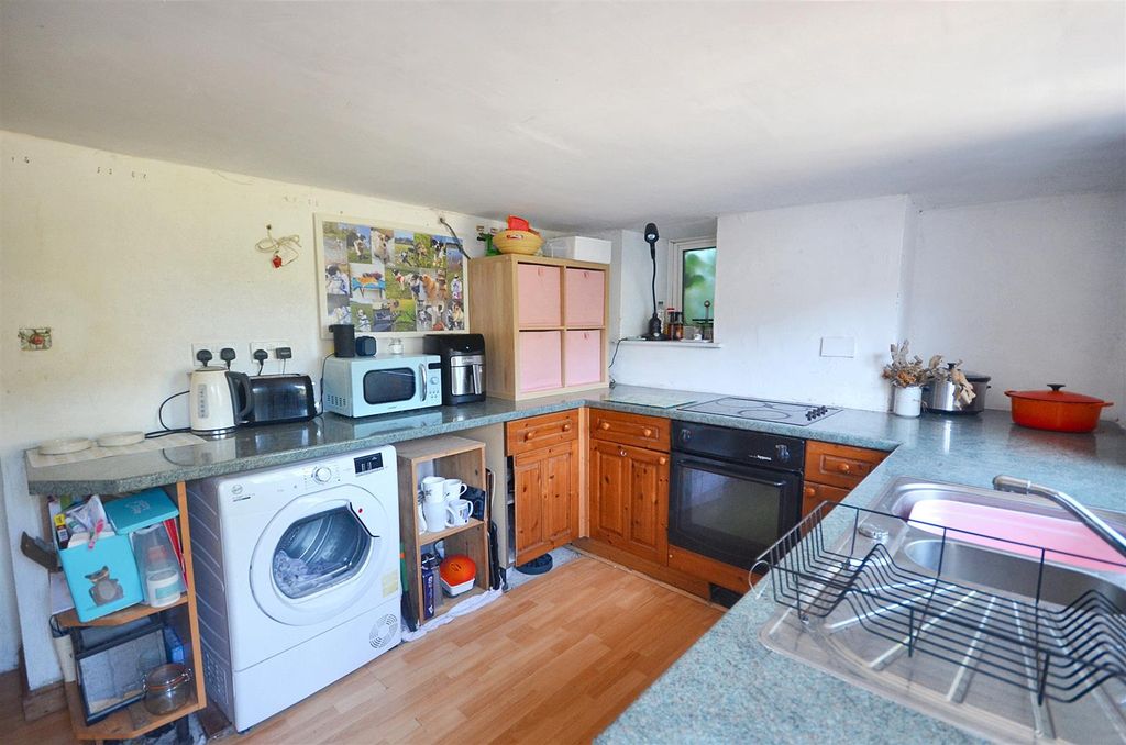 Property photo 3 of 8 Kitchen